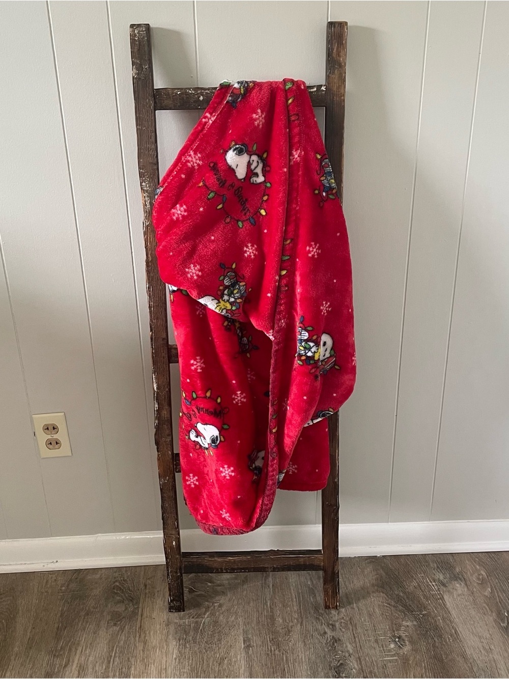 Berkshire Peanuts Snoopy Christmas Fleece Throw Blanket 37” x 63” - Picture 4 of 10
